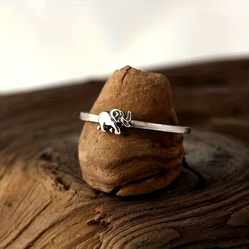 Graceful Elefantine Charm Ring