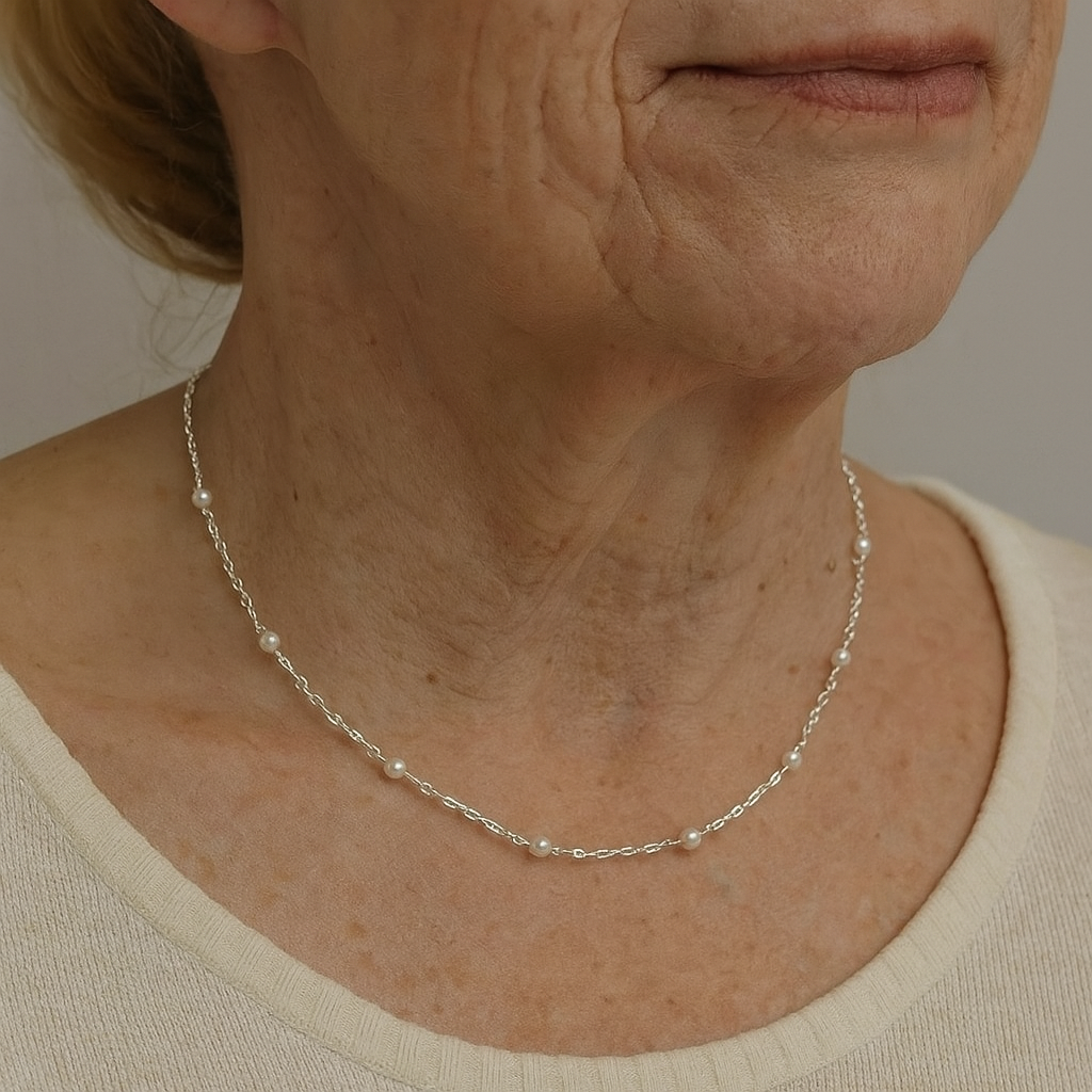 1+1 Offer: Elegant necklace made of shiny pearls