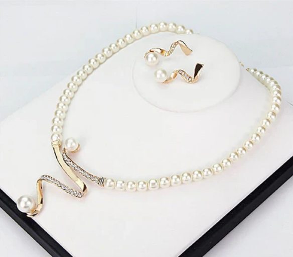 Natural pearl necklace + earring set