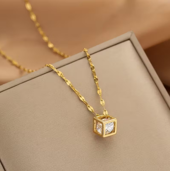 Naszyjnik Timeless Radiance z Kostkowym Wisiorkiem