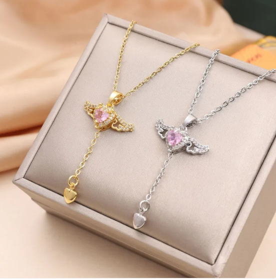 Náhrdelník s andělskými křídly a srdcem Kupida